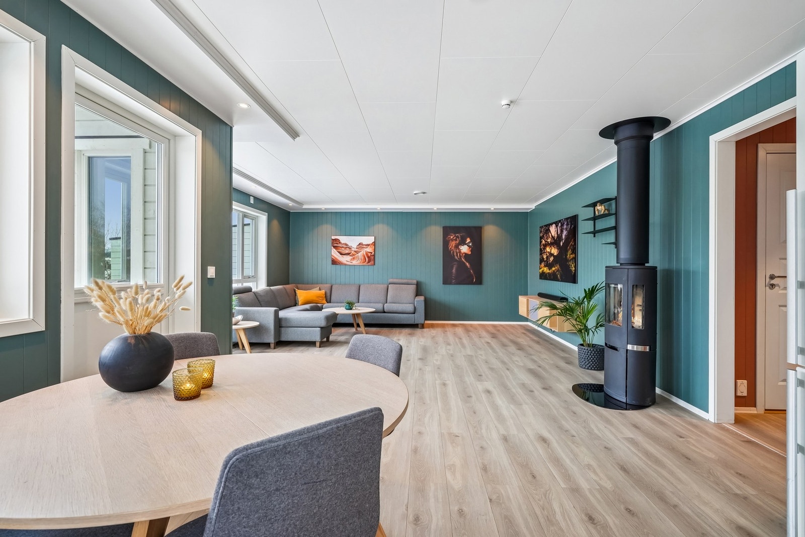 Stuen og kjøkkenet danner et åpent og romslig allrom. Det er spotlights i himling i stue/kjøkken. Galleribilde