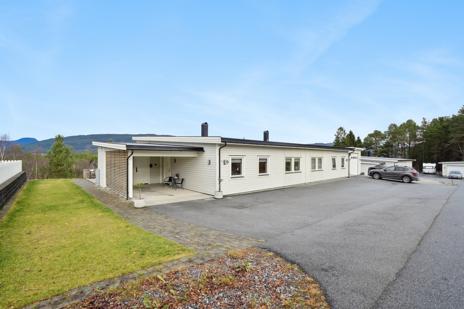 Det er gode parkeringsmuligheter både i carport og på egen tomt. Galleribilde