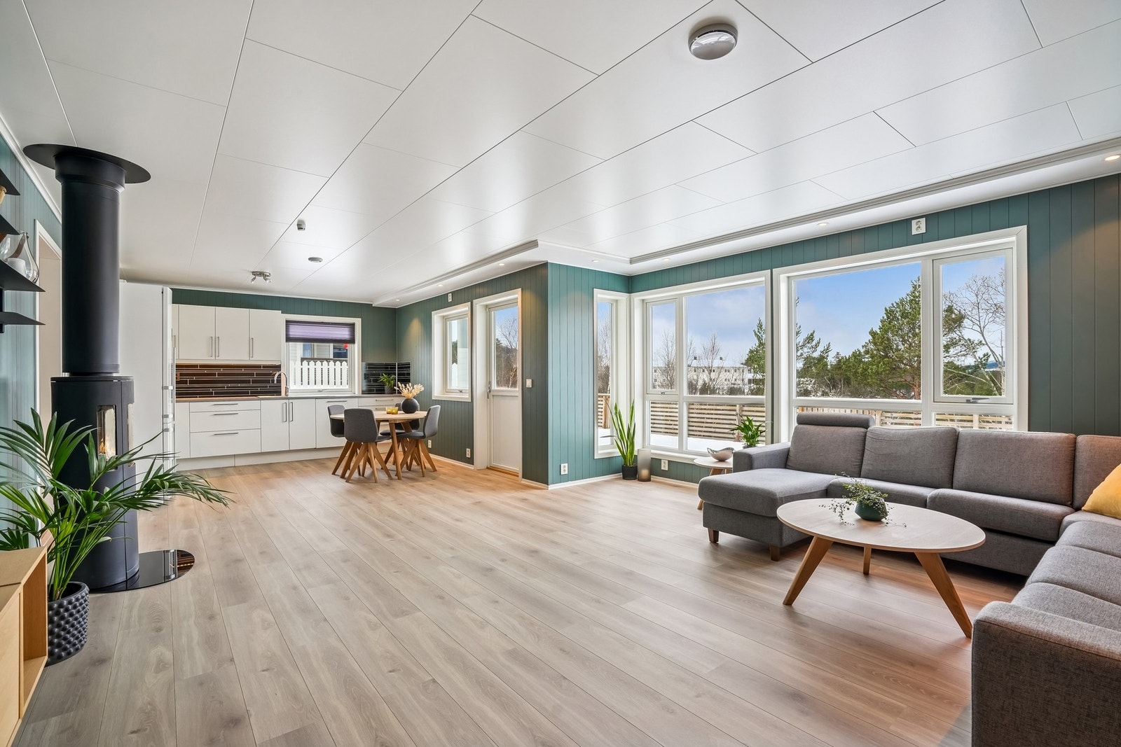 Innvendig er det praktiske planløsninger med tiltalende farger og velholdte overflater. Varmekabler i gulvet på stue/kjøkken. Galleribilde