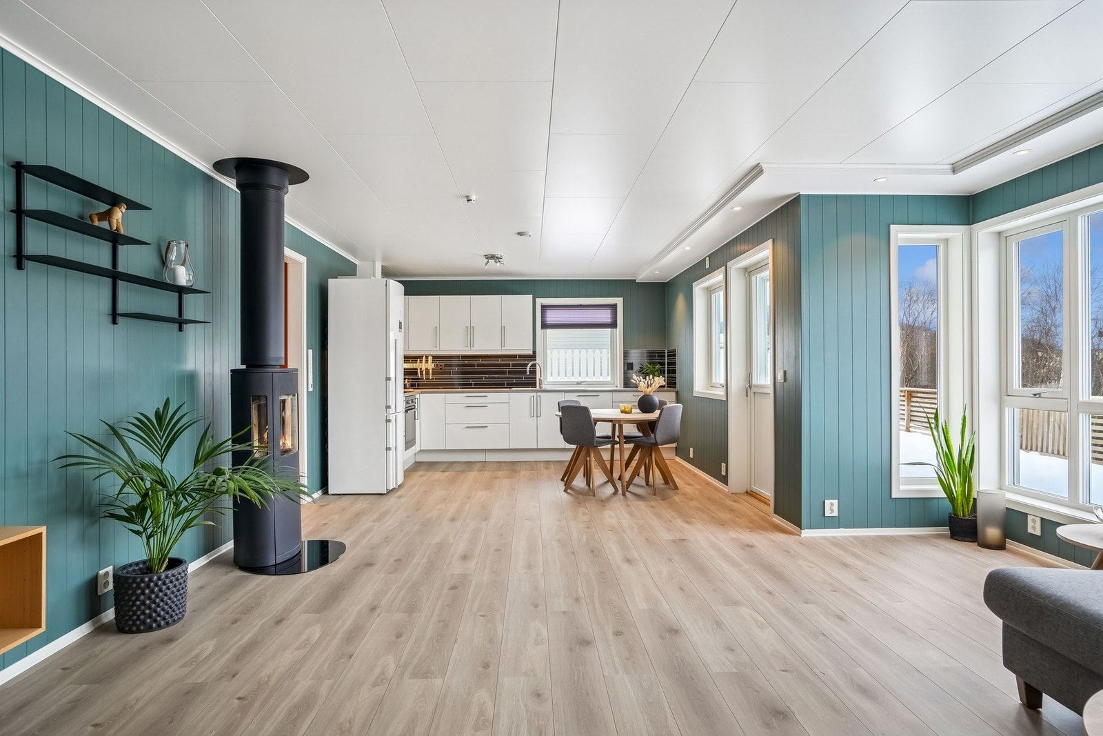 Stue og kjøkken i åpen løsning - Rommet strekker seg over hele 39,9 kvm. Galleribilde