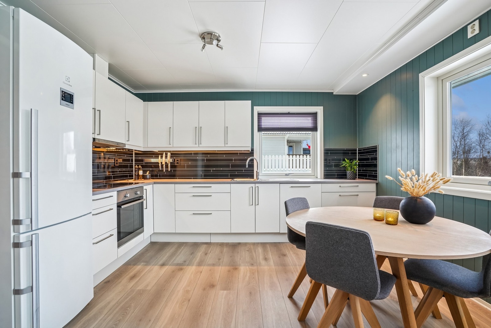 Kjøkkenet har hvitevarer som komfyr, platetopp, oppvaskmaskin og plass for kjøl/fryseskap. Galleribilde