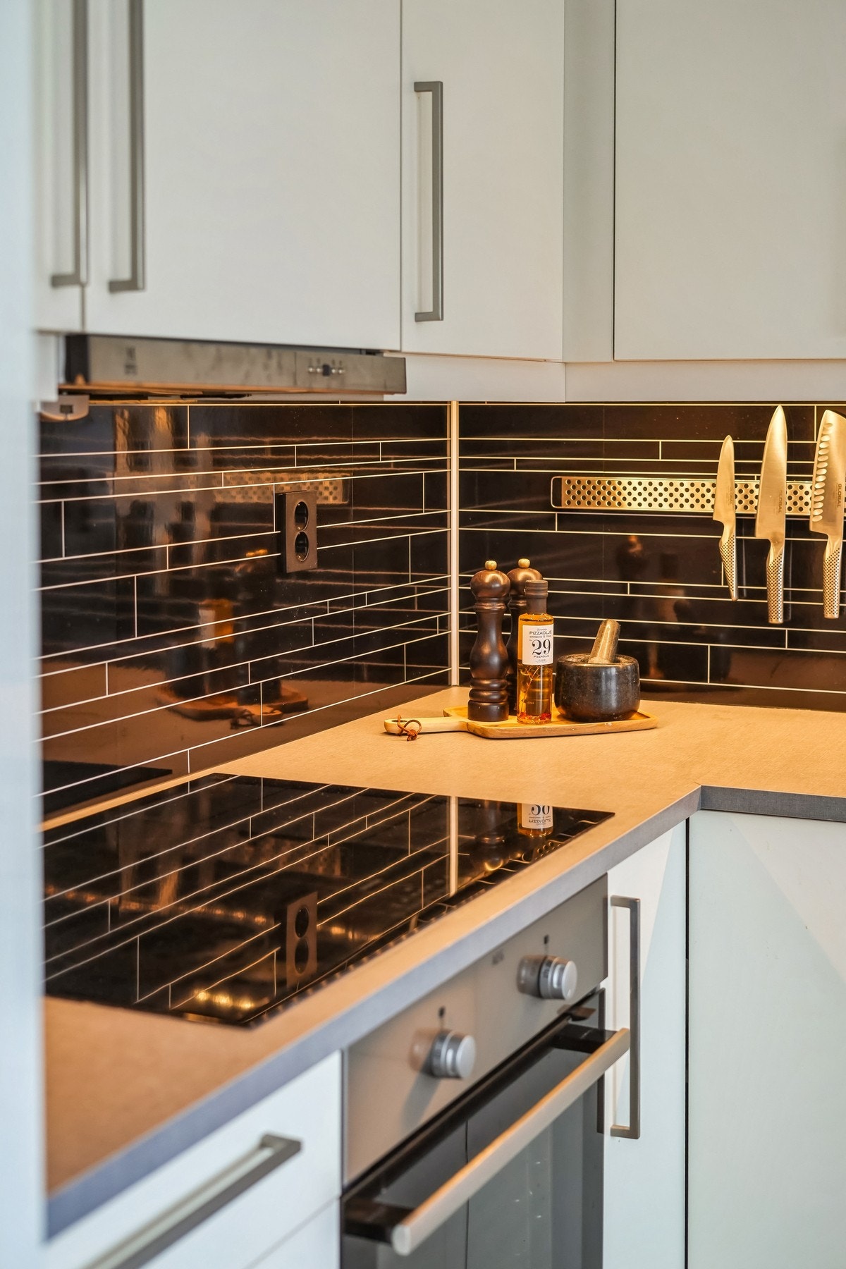 Det er luftventilator for godt avsug over koketopp. Galleribilde