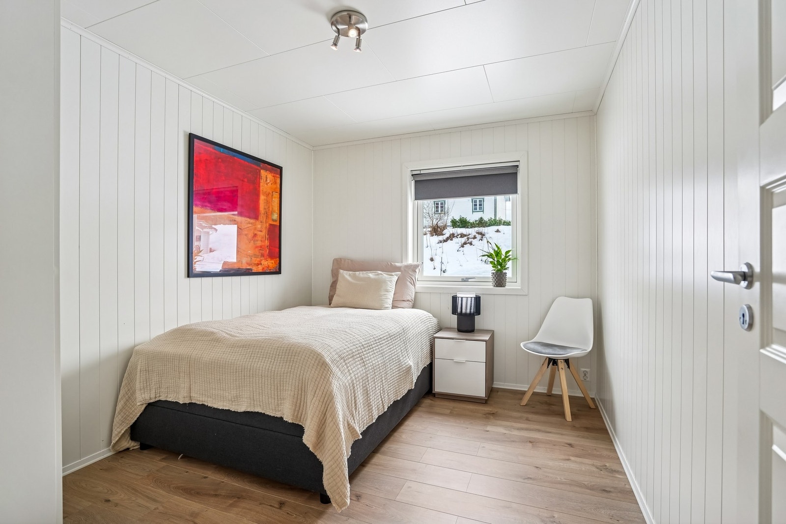 Soverom nr 2 med et areal på 9,5 kvm. Plass til dobbeltseng, nattbord og kommode/skrivebord. Vindu vender mot sørøst. Galleribilde