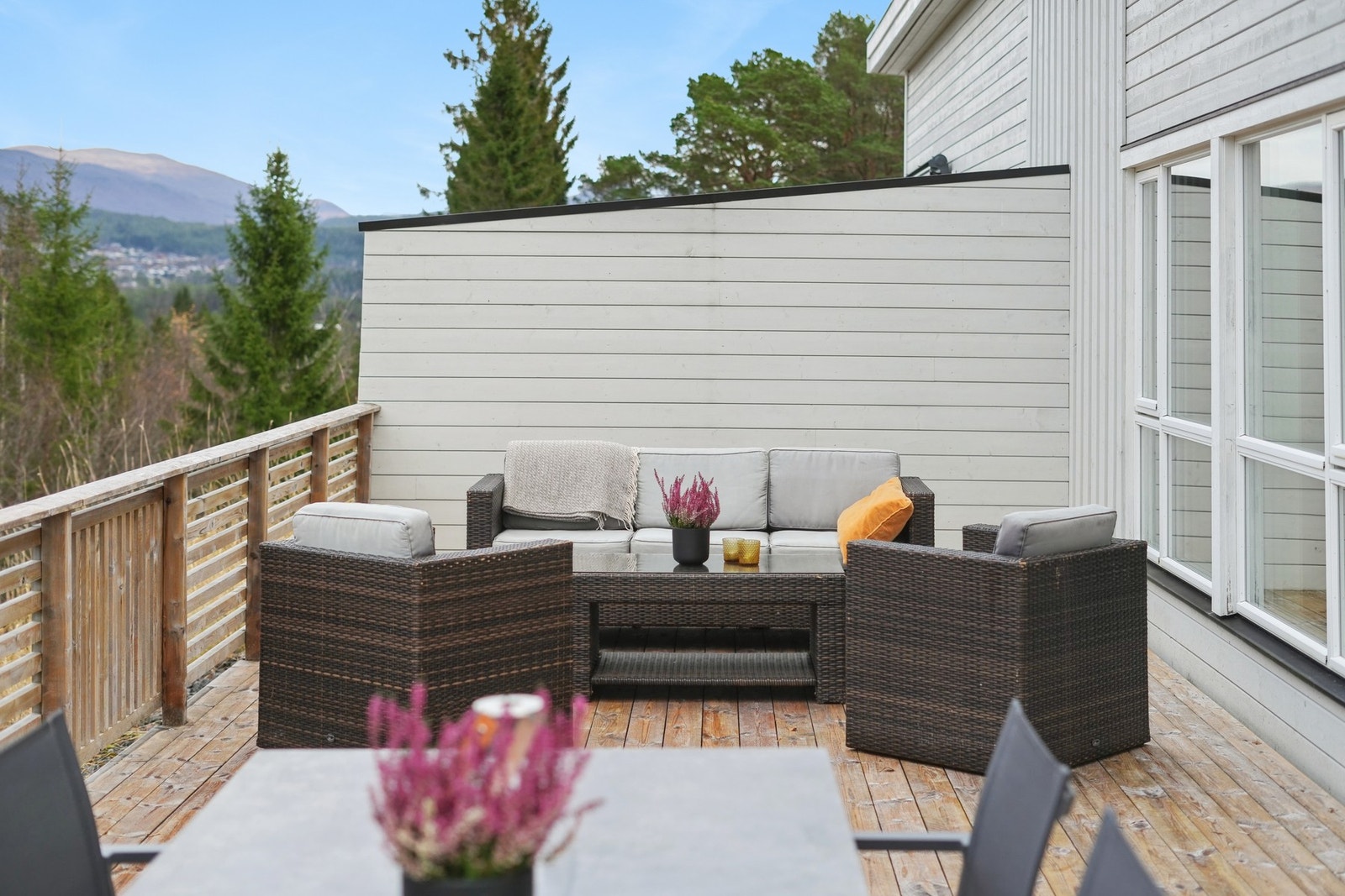 Her kan en nyte fine sommerdager. En skjermet uteplass med lite innsyn. Galleribilde