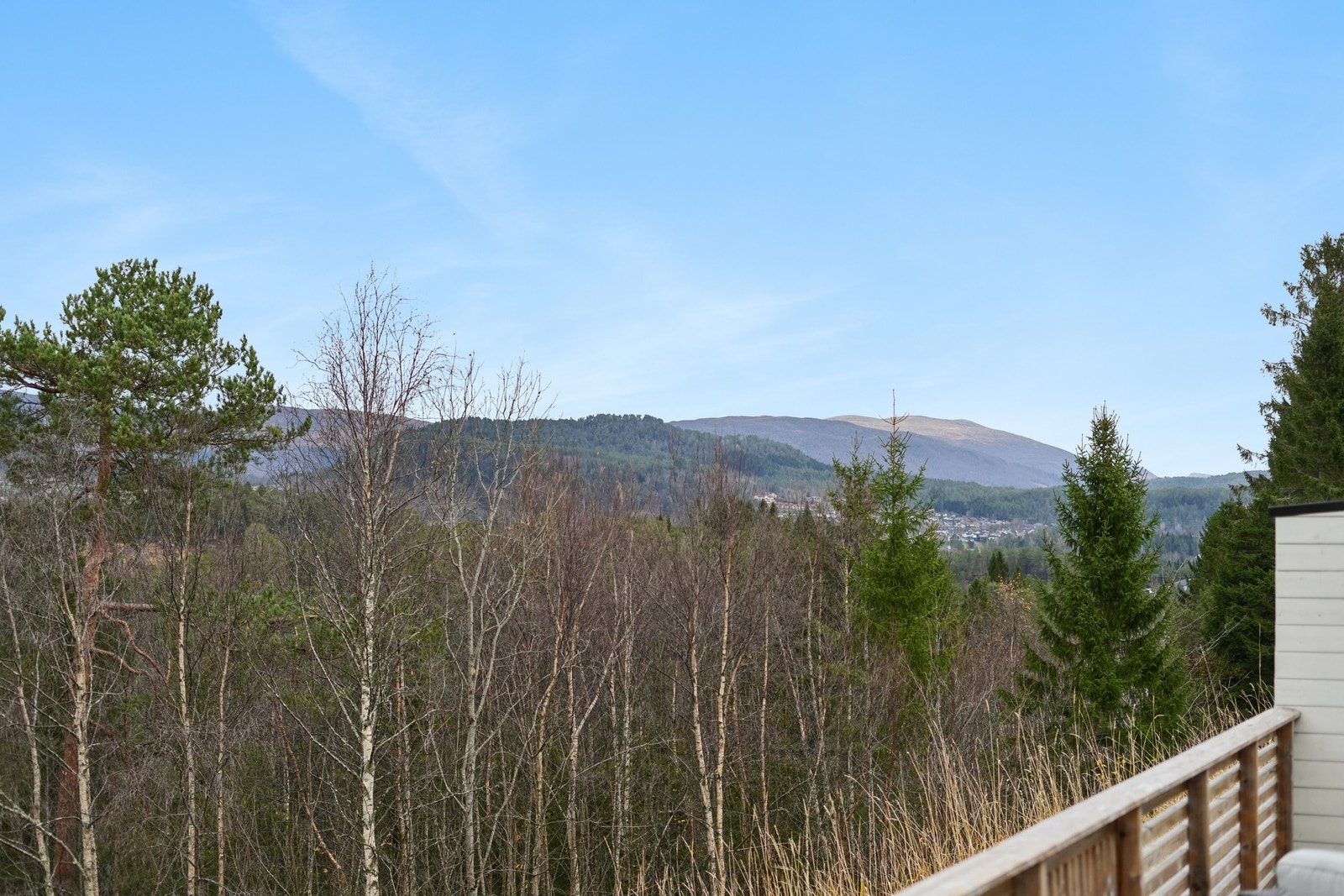 Utsikt mot nordøst fra terrassen. Her ser man over til del av Skodje, Engesetfjellet og Frostadtinden. Galleribilde