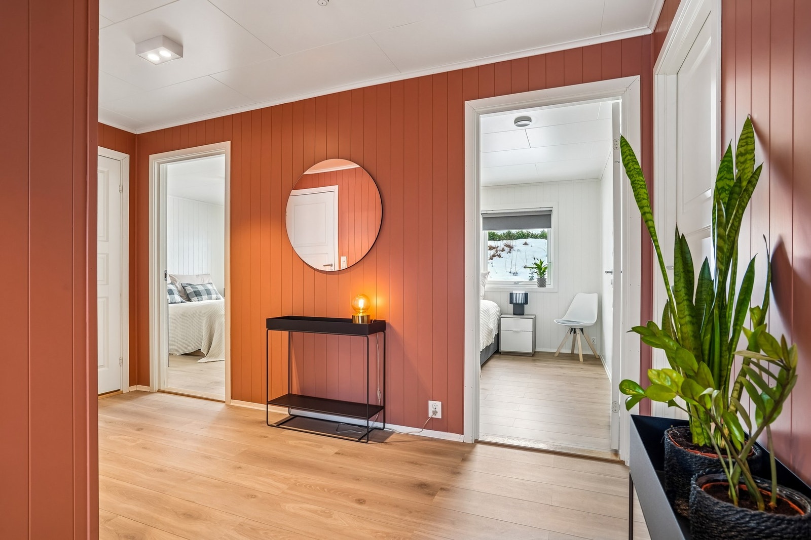 Romslig gang med plass til oppbevaringsmøbler. Galleribilde