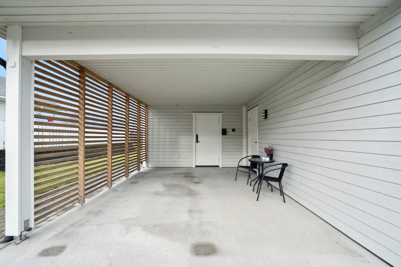 Carport m/sportsbod og el-bil lader montert. Galleribilde