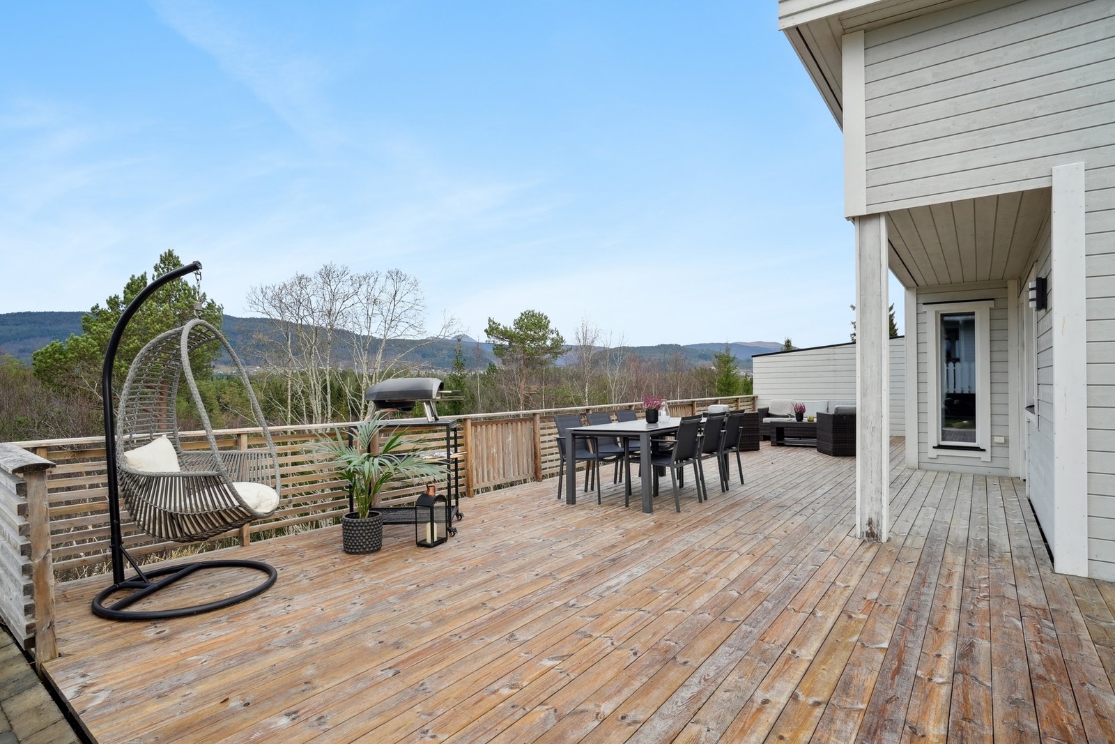 Her får du en lettvint bolig med alt på et plan, carport og en nydelig stor terrasse. Galleribilde