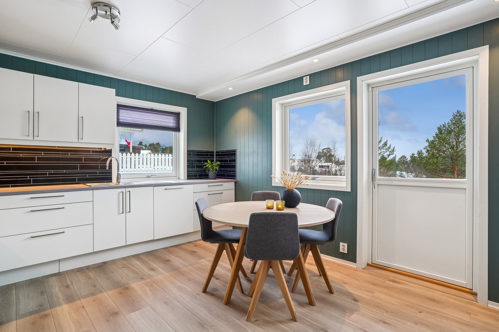 Fra kjøkkenet er det utgang til den store terrassen. Galleribilde