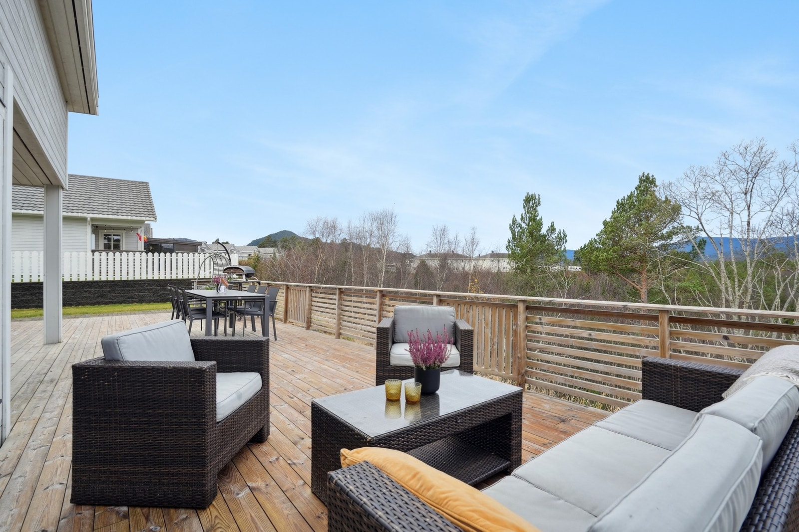 Denne er nordvestvendt med fine solforhold på ettermiddagen og sein kveldssol. Galleribilde