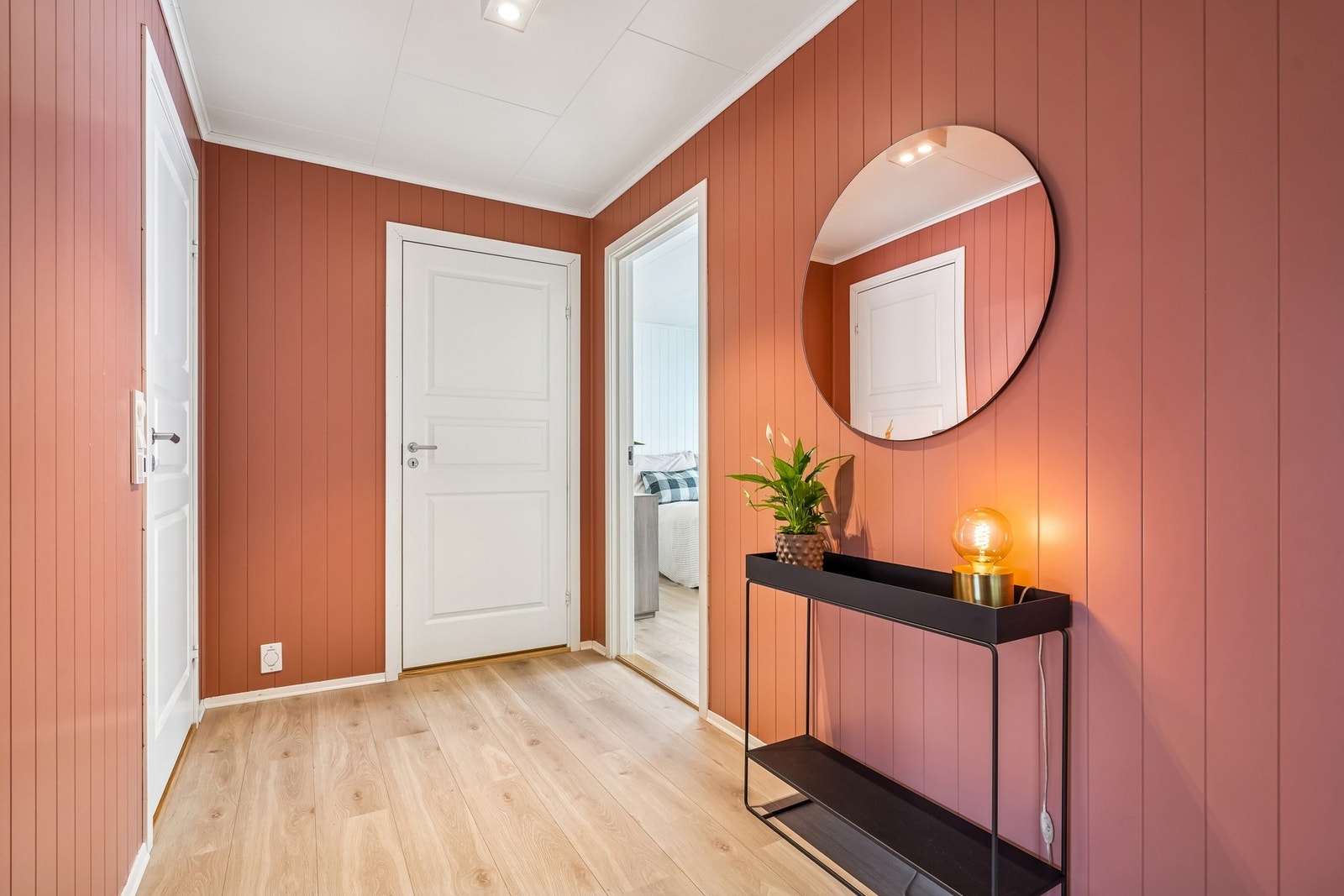 Gangen har slitesterkt laminatgulv og malte plater på vegger i en innbydende farge. Galleribilde