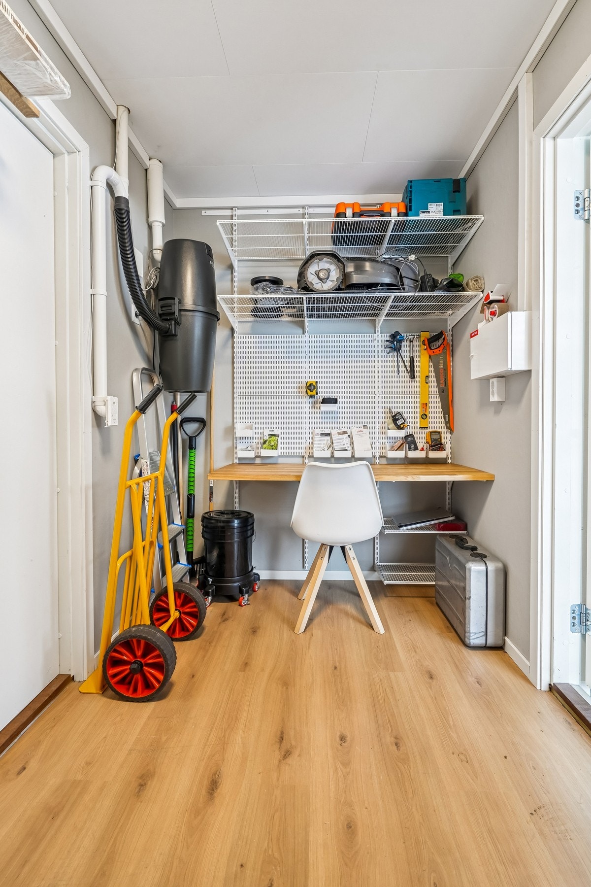 Sportsbod med et areal på ca. 7,2 kvm i bakkant av carport. Sentralstøvsuger plassert her. Praktisk innredet. Galleribilde