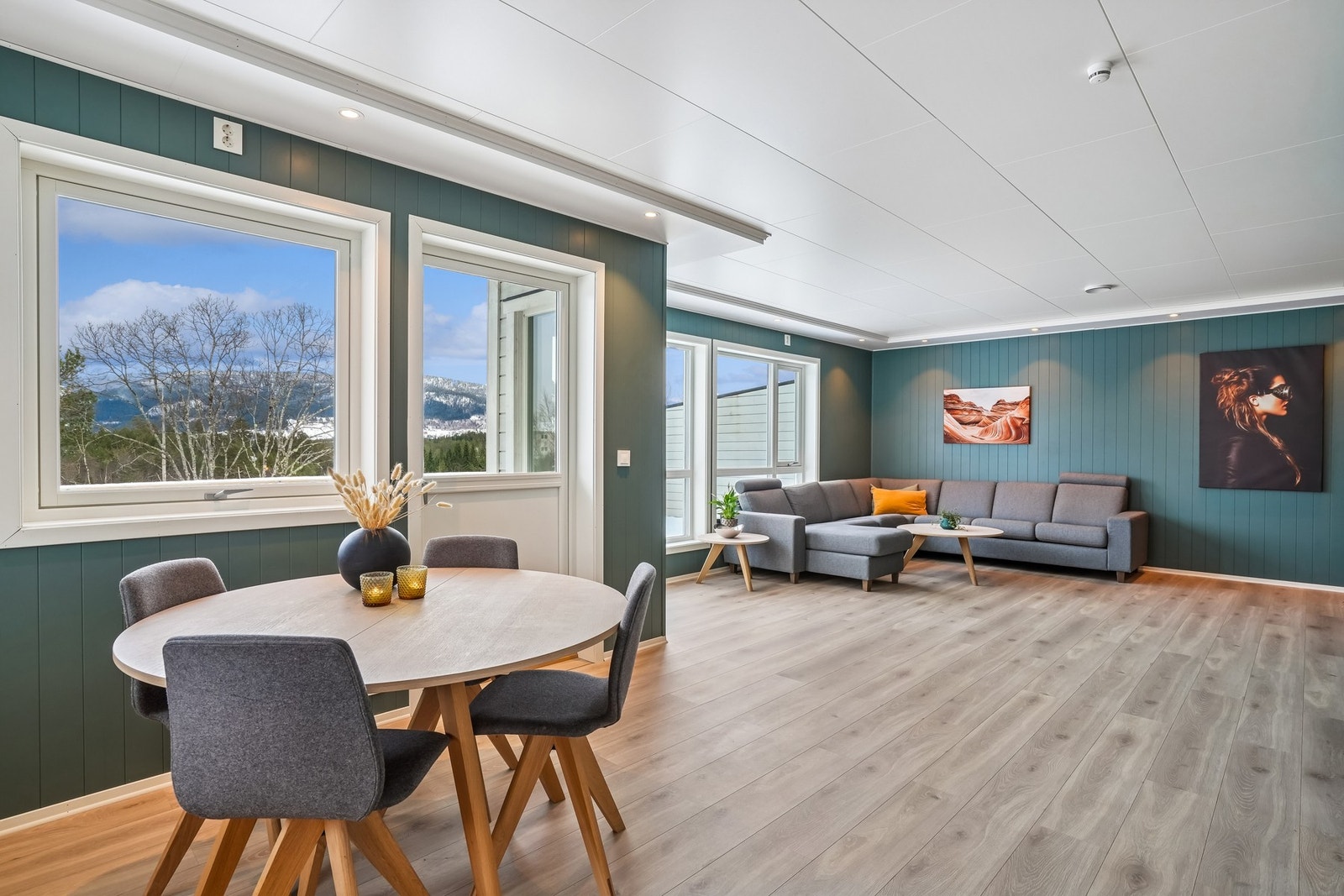 Ved kjøkkenet er det god plass til spisegruppe ved vinduene. Galleribilde