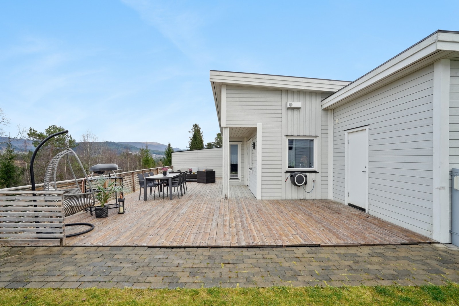 Det er tilkomst til terrassen fra sportsbod og fra hage. Vannutkaster med hagetrommel montert. Galleribilde