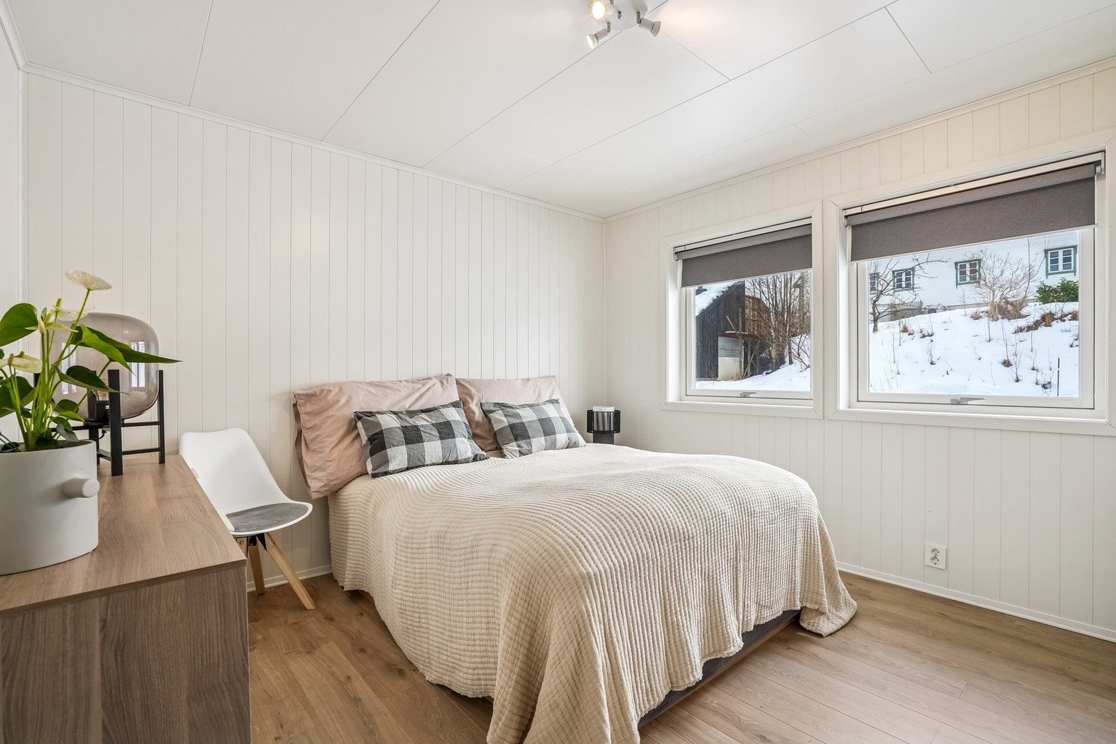 Største soverom er på hele 12,4 kvm og byr på godt med plass til dobbeltseng og tilhørende møblement. Rullegardiner i vinduer. Galleribilde