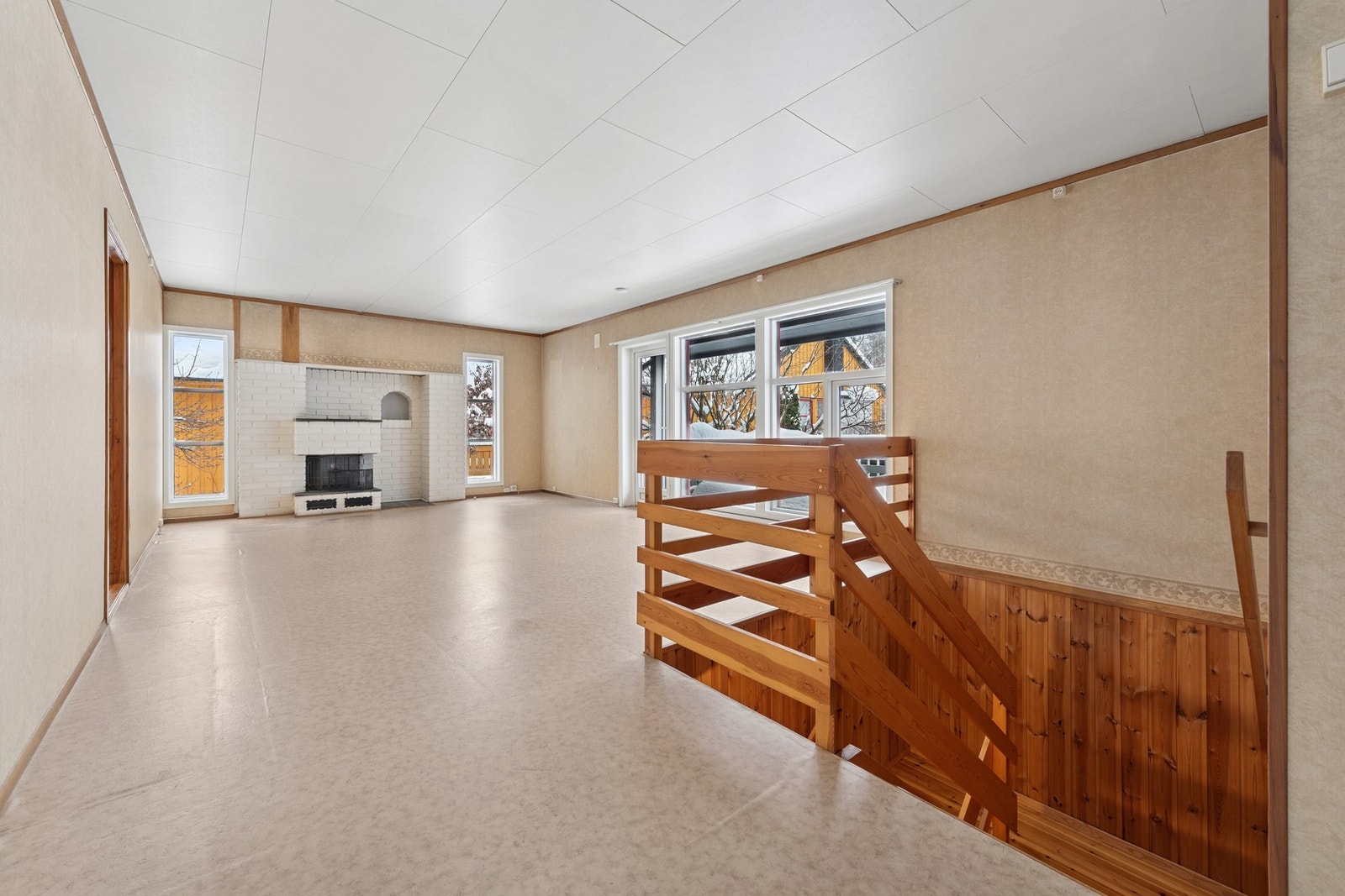 Boligen har en praktisk planløsning og behov for renovering, noe som gir en god mulighet for deg som ønsker å oppgradere og sette ditt eget preg på hjemmet. Galleribilde