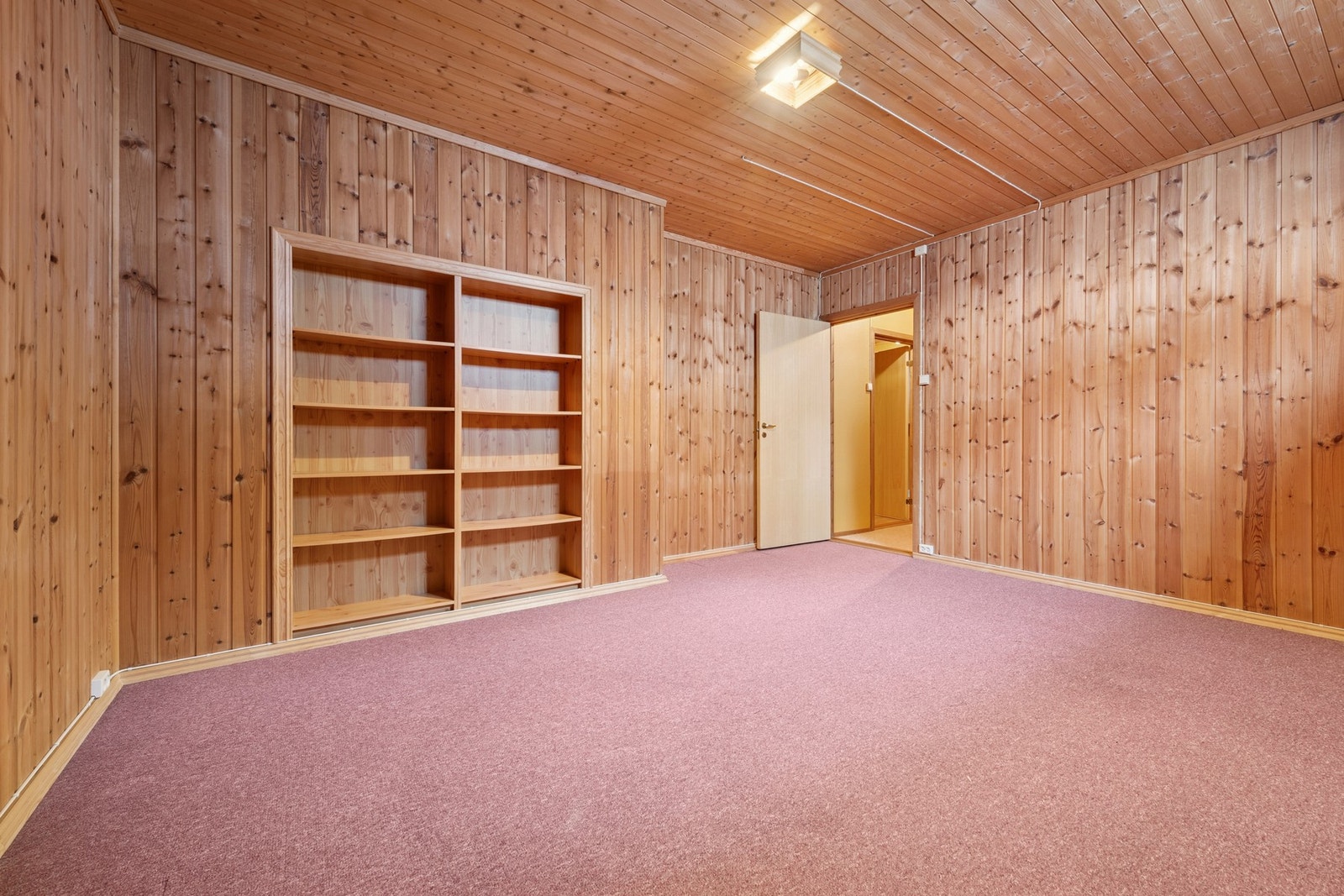 Disponibelt rom benyttet som kjellerstue (ikke godkjent). Galleribilde