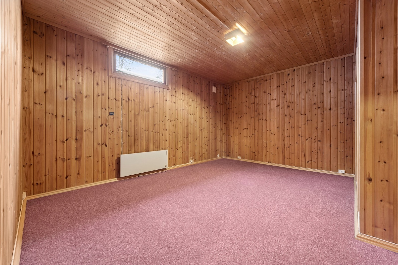 Disponibelt rom benyttet som kjellerstue (ikke godkjent). Galleribilde
