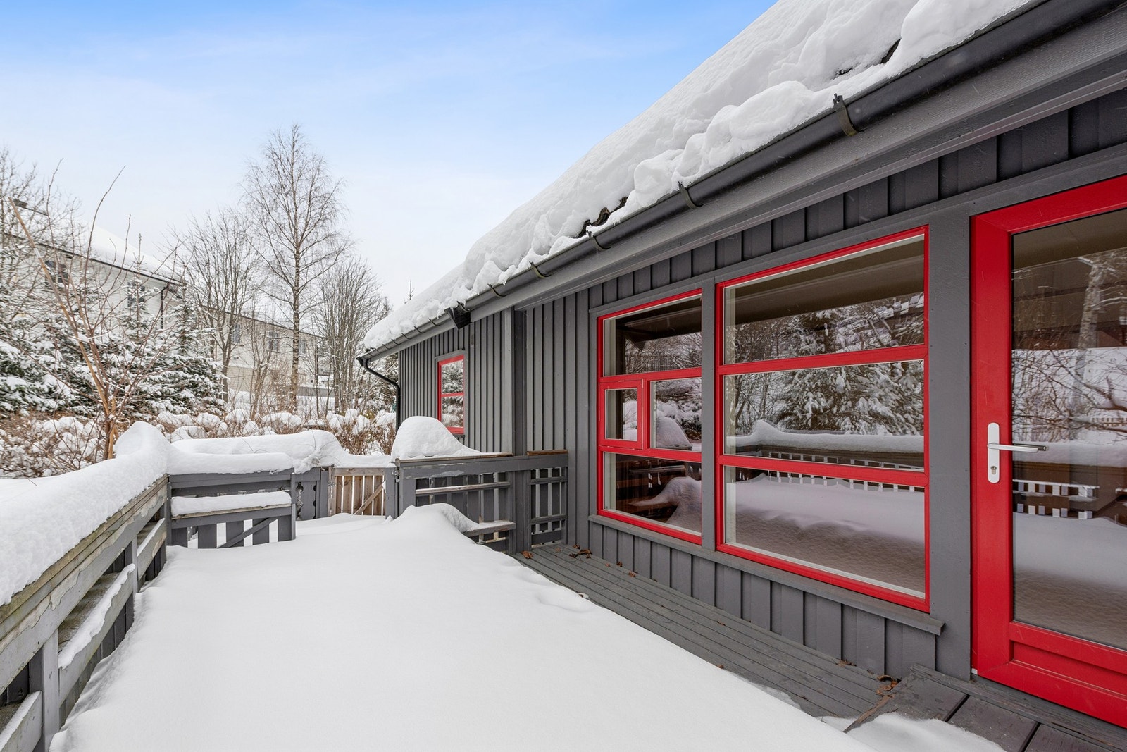 Utgang fra stue til romslig terrasse. Galleribilde