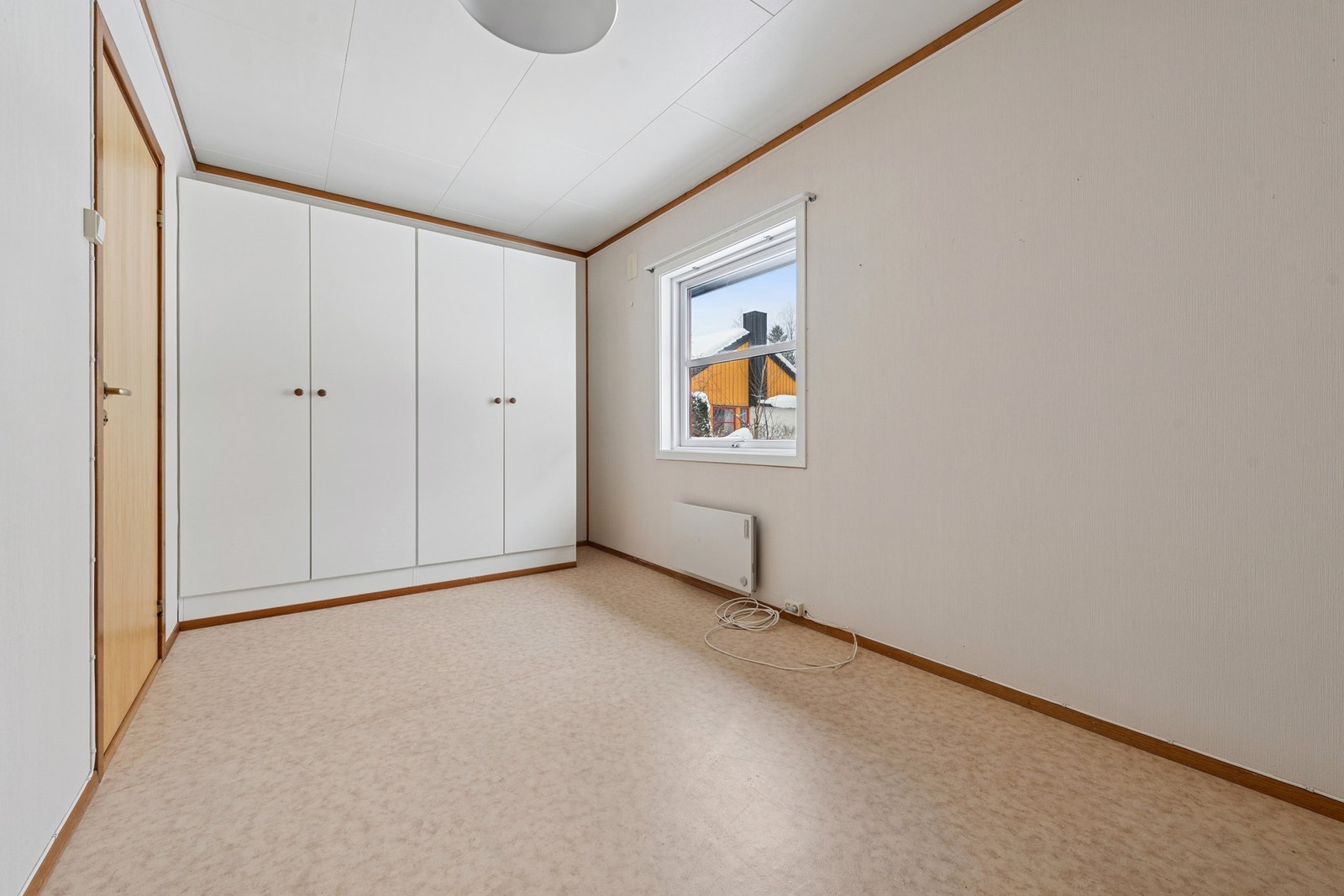 Begge soverommene har integrert garderobeløsning som gir praktisk oppbevaring. Galleribilde