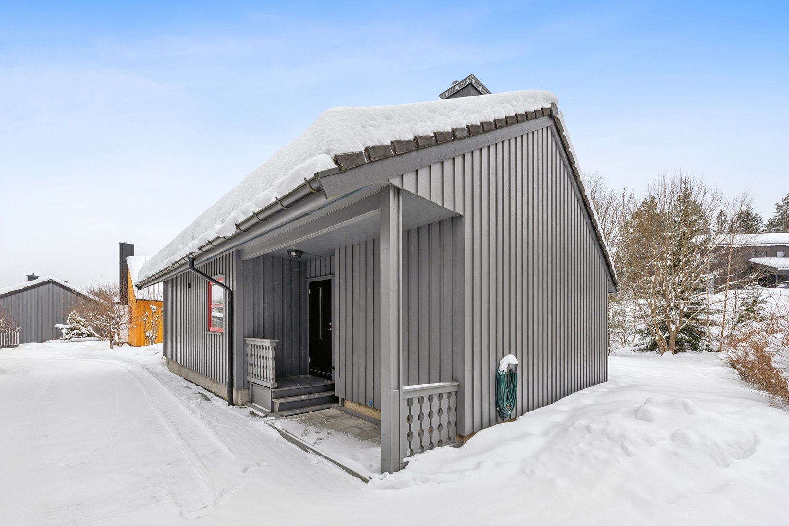 En praktisk enebolig med terrasse, hagearealer og garasjeplass beliggende i et rolig og familievennlig område på Råholt. Galleribilde