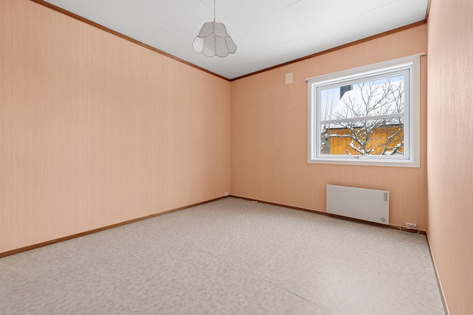 Soverom 2 med plass til dobbeltseng og tilhørende møblement. Galleribilde