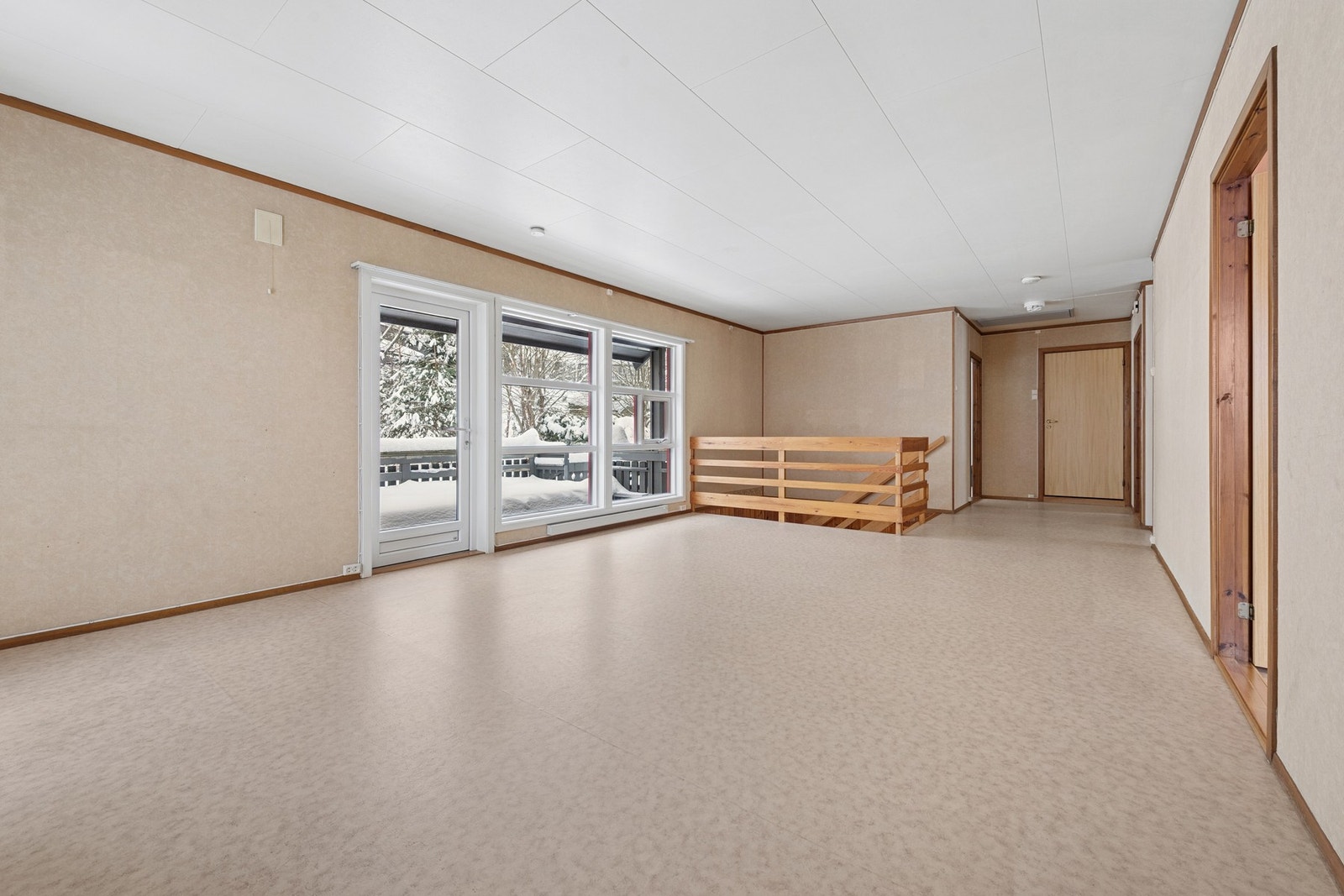 Store vindusflater slipper inn rikelig med naturlig lys. Galleribilde