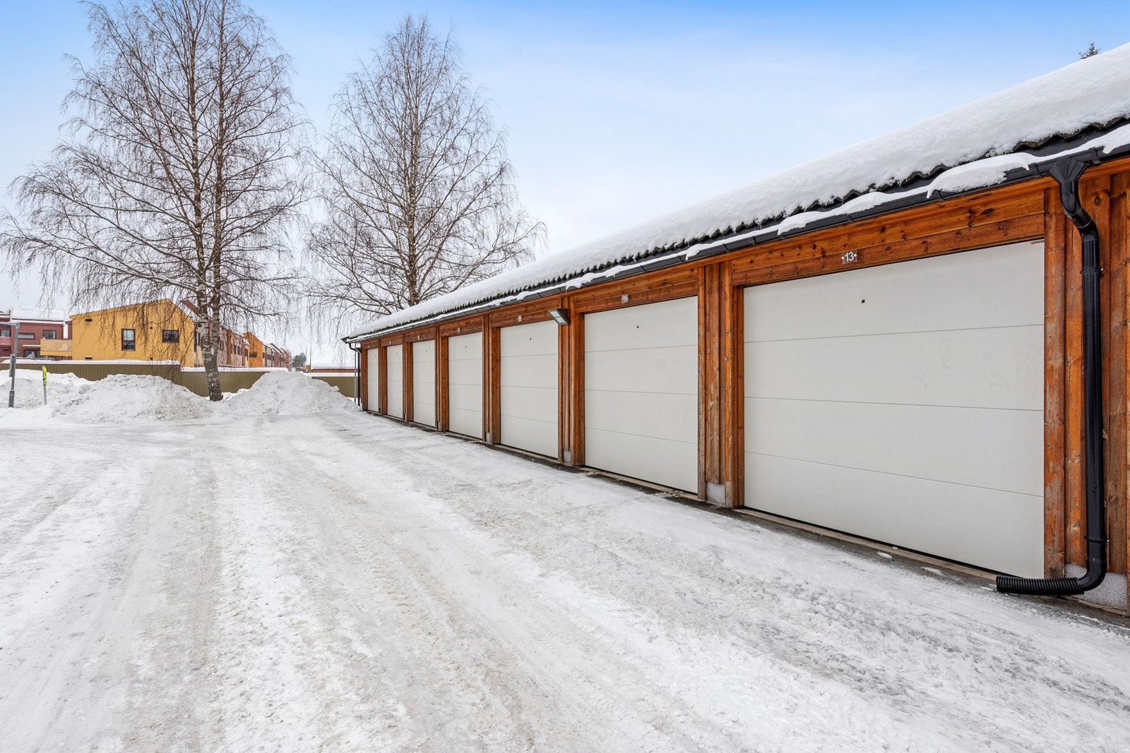 Parkering er løst med garasjeplass i felles anlegg. Galleribilde