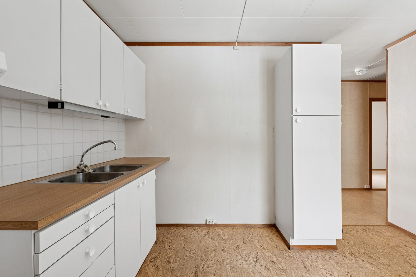 Over benkeområdet er det flislagt vegg som gir en praktisk arbeidssone. Galleribilde