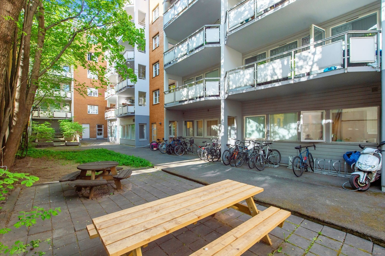 Hyggelig bakgård med sykkelparkering og sittegrupper. Galleribilde