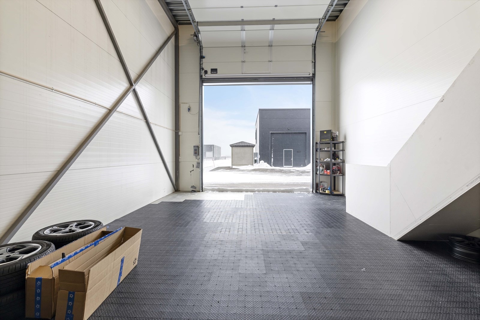 Seksjonen har stor elektrisk port Galleribilde