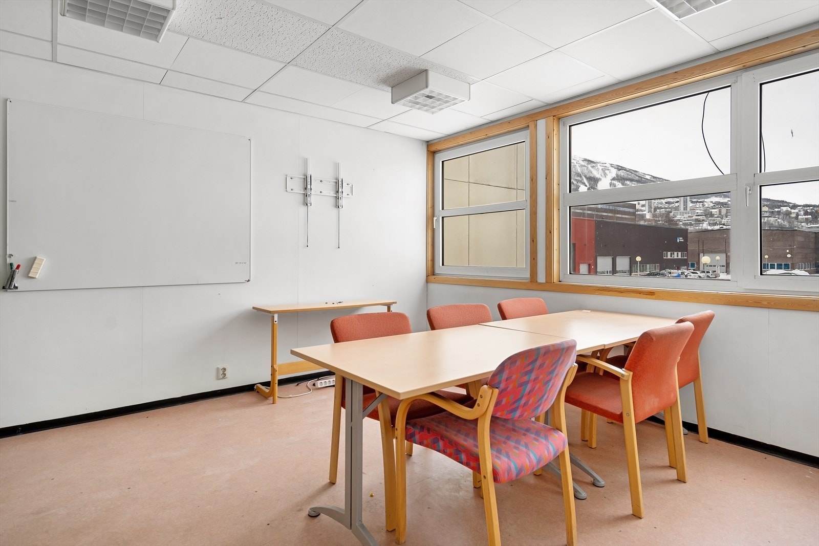 Spiserom/møterom i lokaler tilknyttet verkstedhallen mot havet. Galleribilde