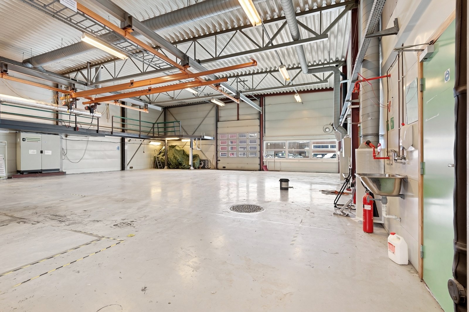 Det er 2 store verkstedhaller. Galleribilde