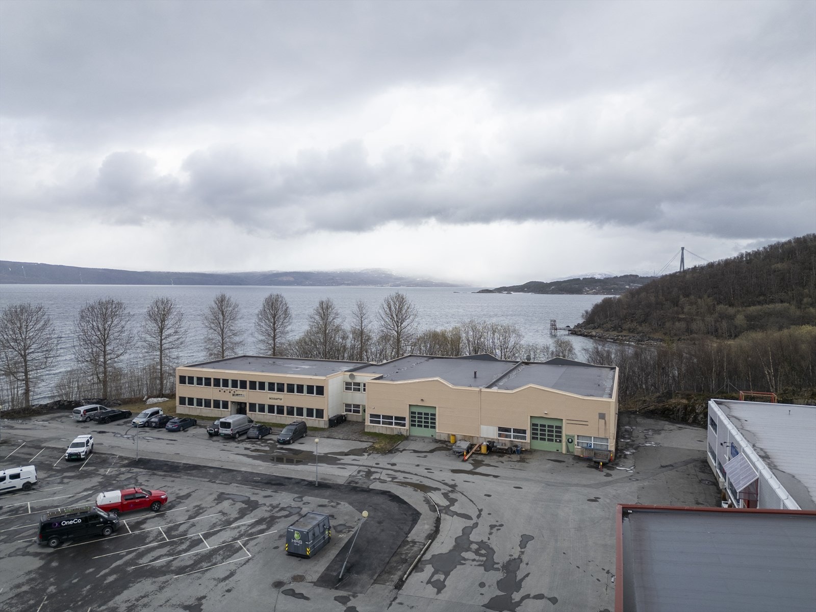 Flotte omgivelser, to store verkstedhaller Galleribilde