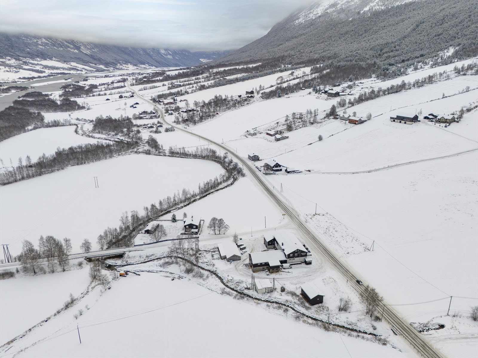 Romelig tomt med god plass rundt bygget Galleribilde