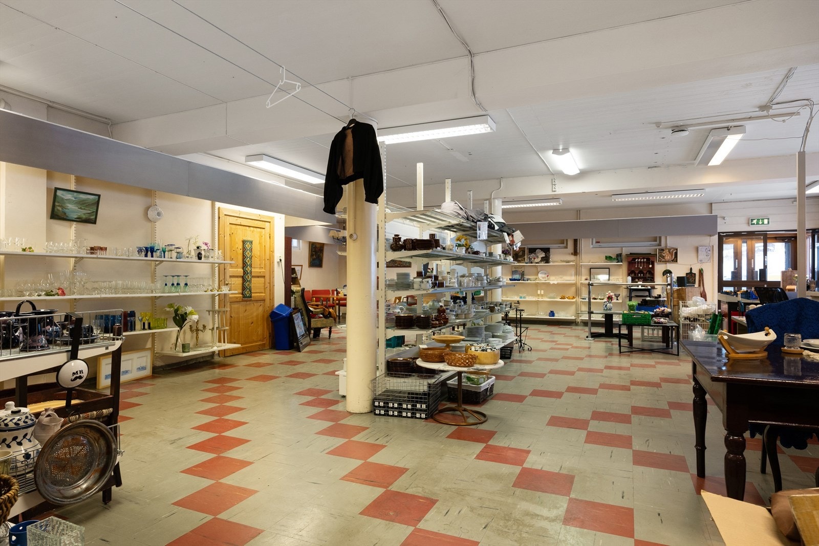 Bruktbutikk i dag - tidligere butikklokalet Galleribilde