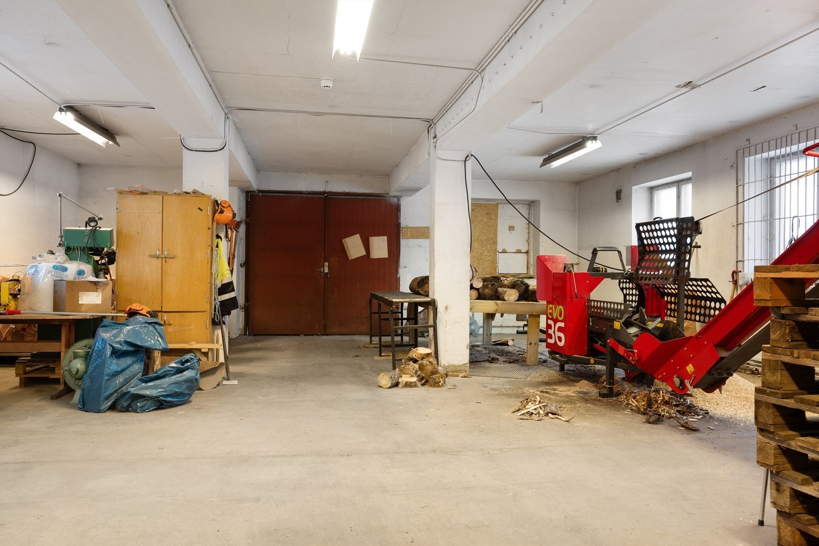 Fra Sokkeletasje der det er vedproduksjon i dag Galleribilde