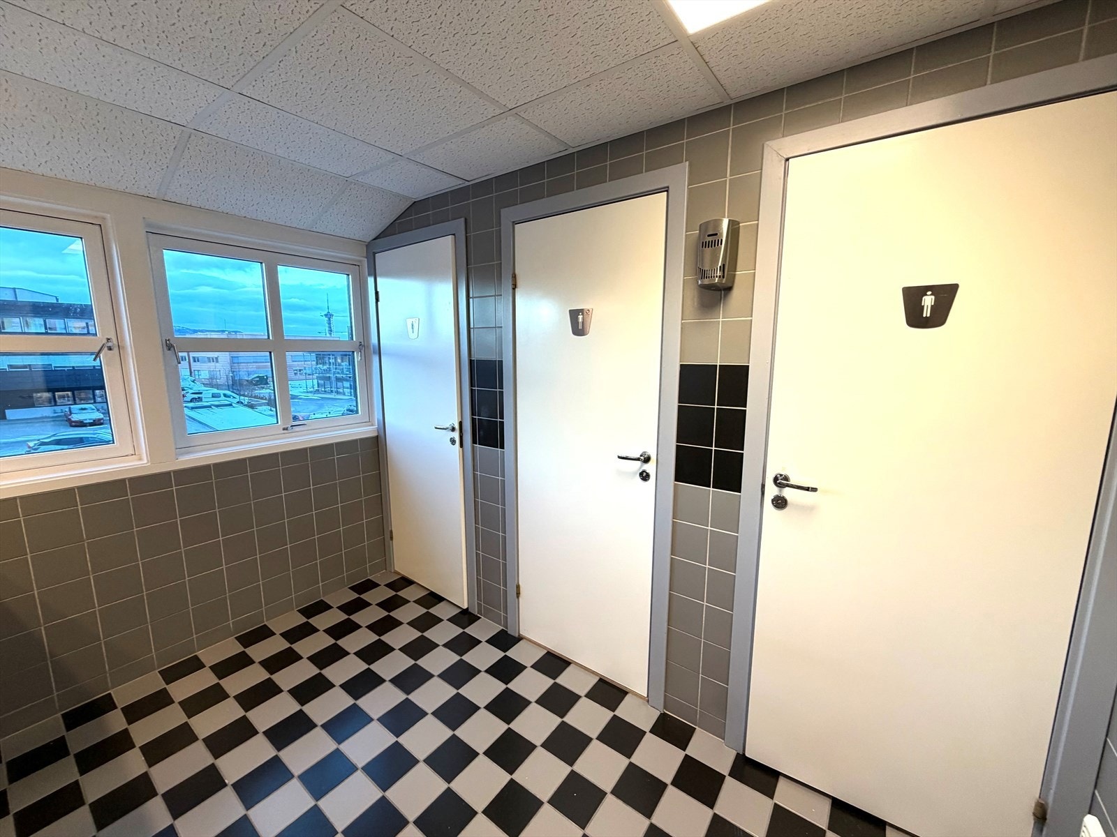 Felles toaletter i etasjen.jpg Galleribilde