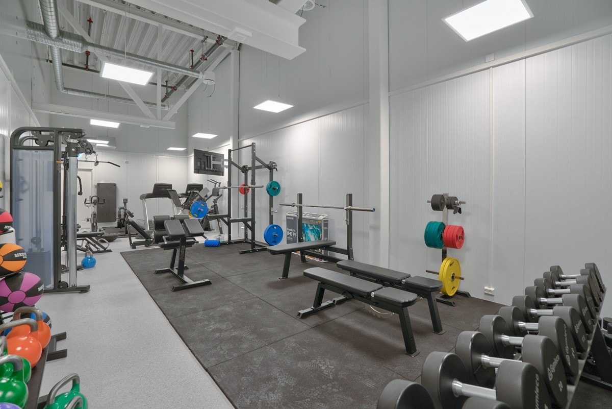 Treningsrommet er godt utstyrt. Høyt under taket som gir en romslig følelse. Det er garderober med dusj i direkte tilknytning. Galleribilde