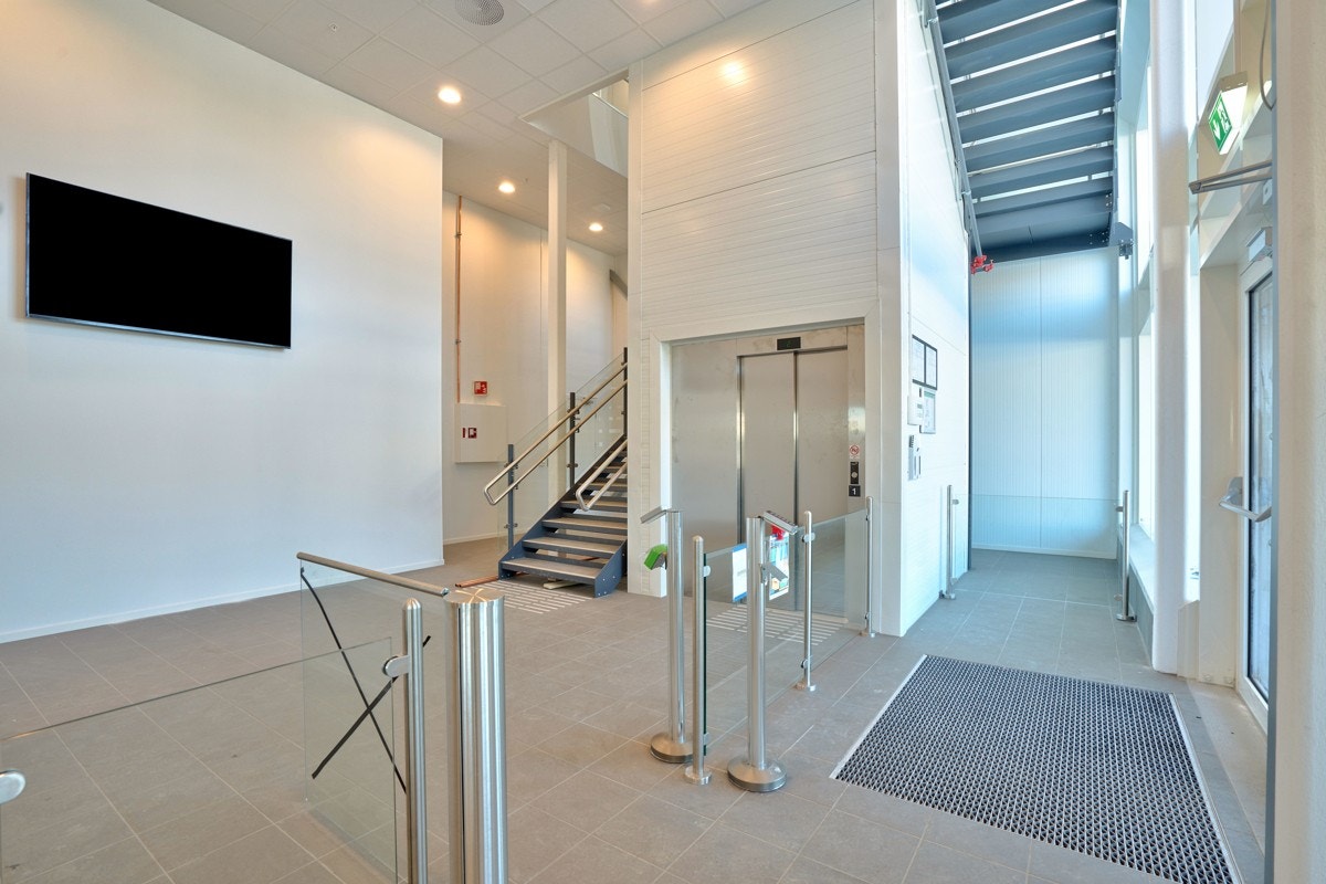 Automatisk adgangskontroll i inngangspartiet i 1. etg med gjesteregistrering. Dette gir full kontroll over besøkende, og sender varsel når en besøkende har ankommet! Galleribilde