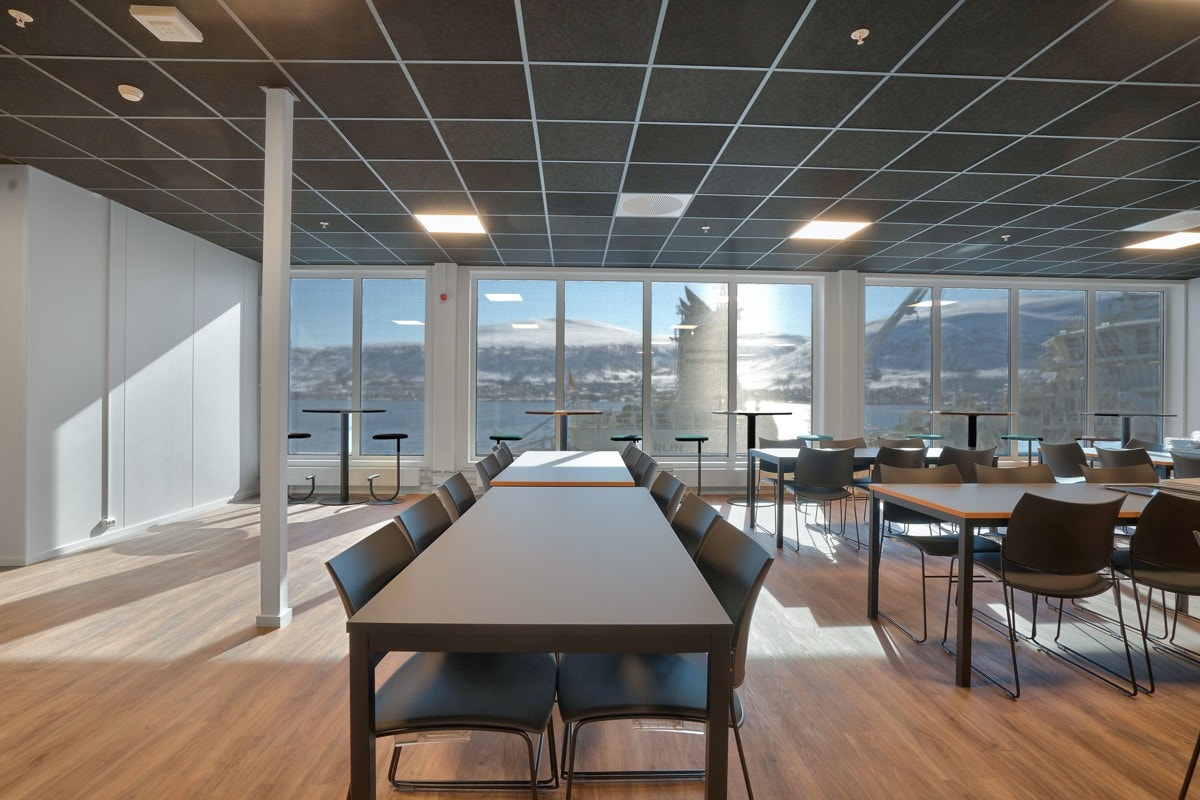 Rikelig med sitteplasser og et naturlig samlingspunkt på tvers av bedrifter. Galleribilde