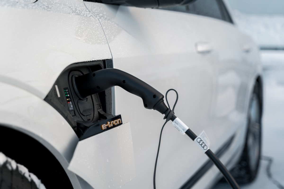 Det er etablert elbil ladere på parkeringen som kan benyttes av ansatte eller firmabiler. Galleribilde