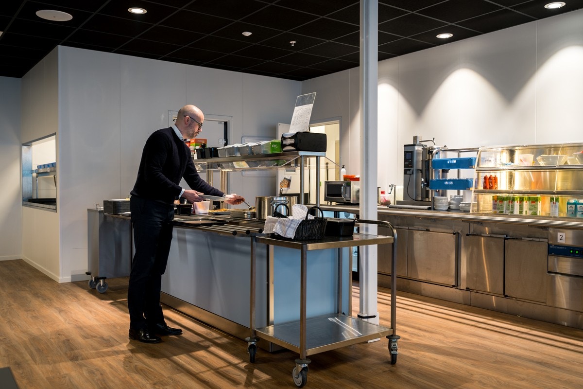 Stor felles kantine gir muligheten for sosiale sammenkomster i lunsj og pauser. Kantinen er bemannet og bedrifter som deltar på kantineordningen kan nyte forskjellige varme og kalde retter i løpet av uken. Galleribilde