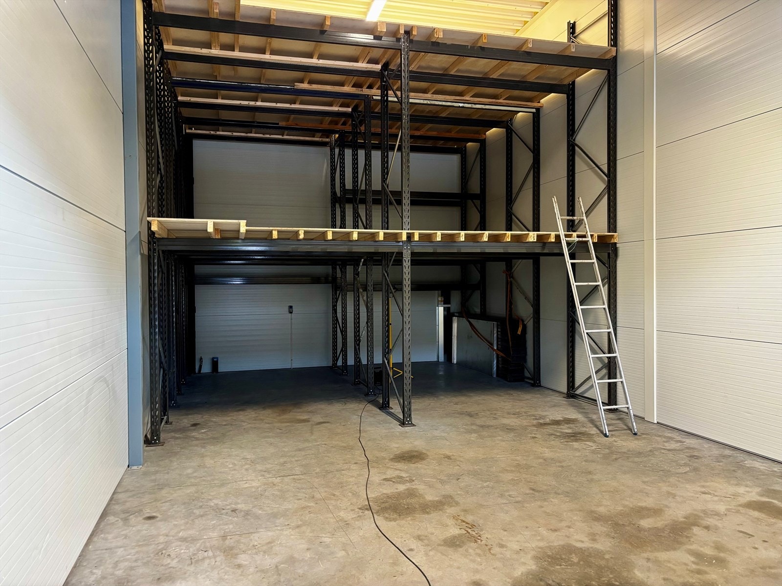 Lageret har et BTA på 72 kvm, med god takhøyde og reoler Galleribilde