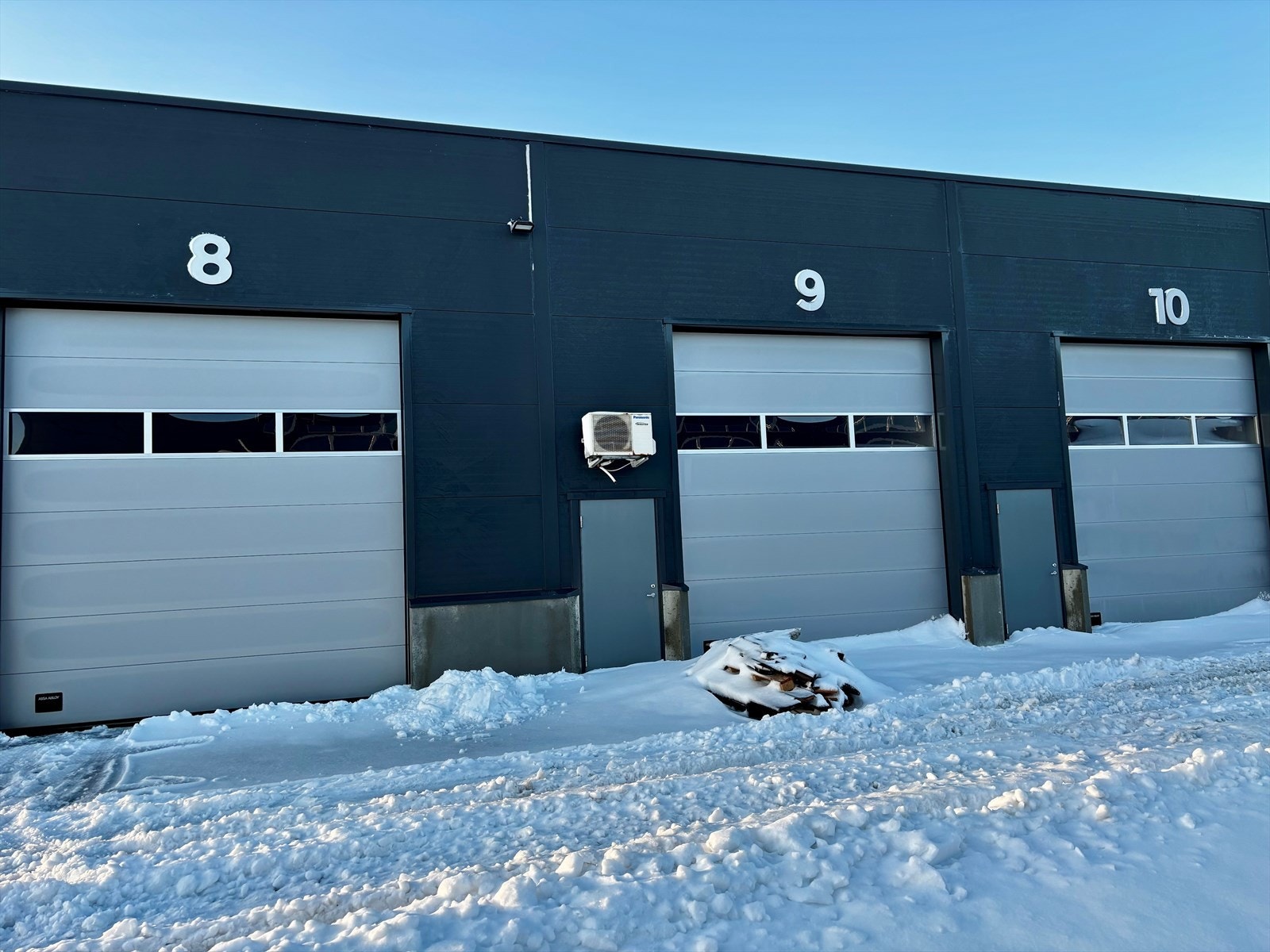 Varmepumpe, innlagt vann og automatisk port på 4 x 4.5 meter Galleribilde