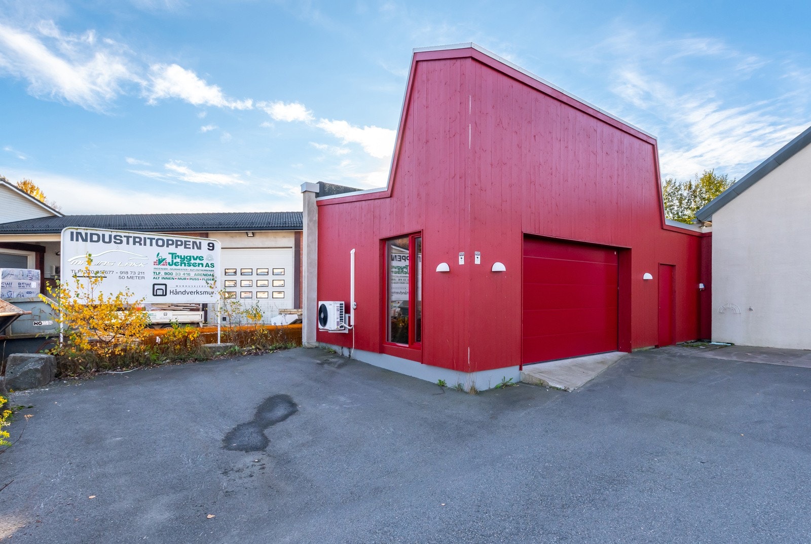 Bygget har kjøreport i begge ender. Varmepumpe er montert. Galleribilde