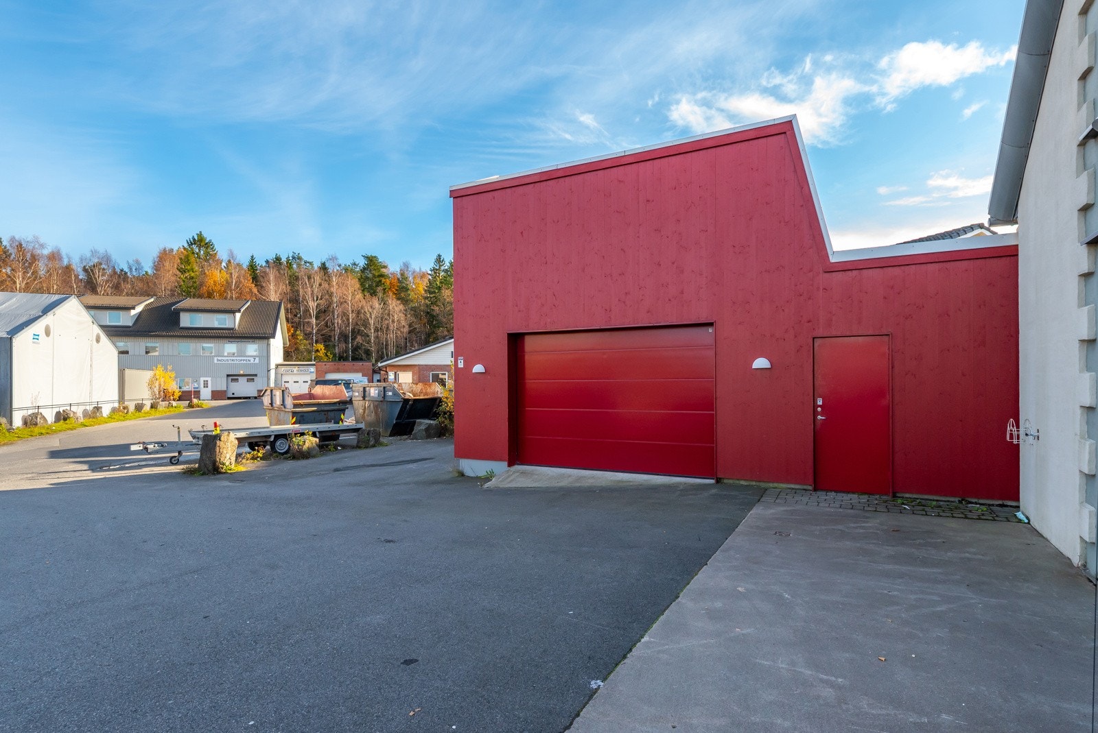 Praktisk køreport i front ved parkeringen. Galleribilde