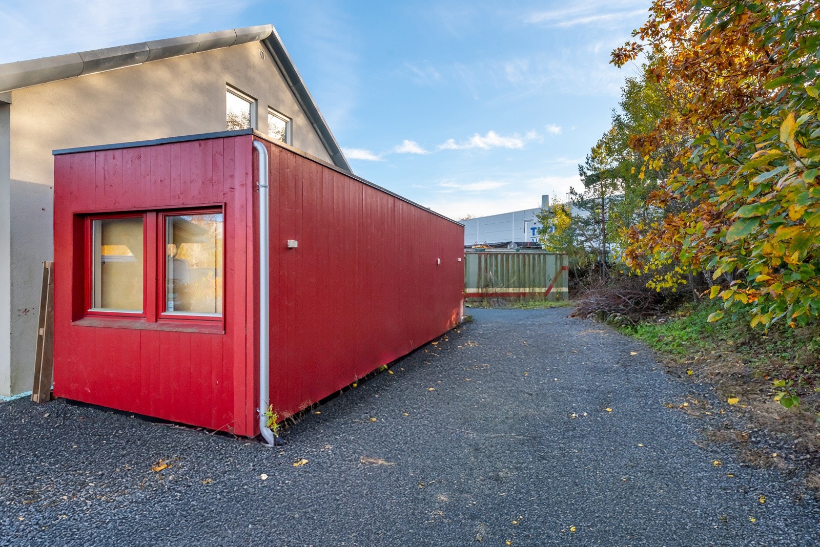 Felles eiet tomt rundt hele bygget. Tomten er flat og praktisk opparbeidet. Galleribilde