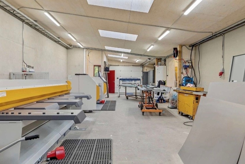 Praktisk lokale. Her er lagt opp bra med strømpunkter og det er god belysning. Galleribilde