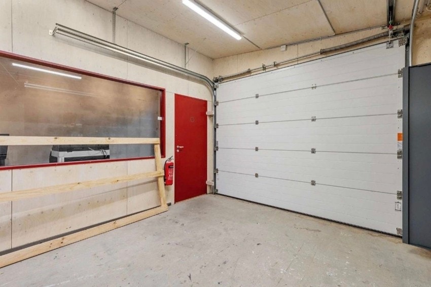 Kjøreport på baksiden av lokalet, samt dør inn til eget kontor. Galleribilde